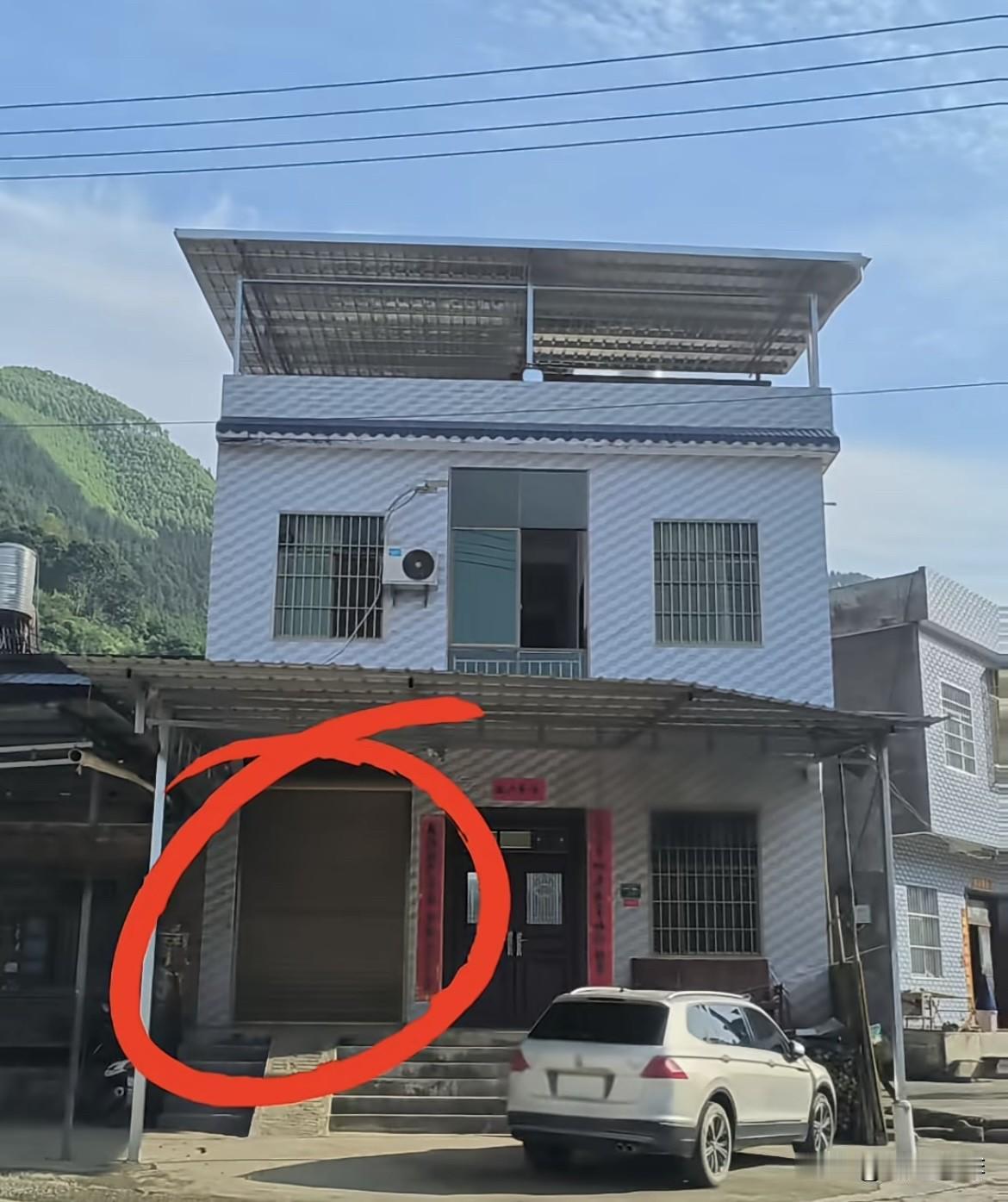 这自建房把一楼左边的大门，改造成窗口，楼顶上的铁棚去掉。改造前后对比一下，你