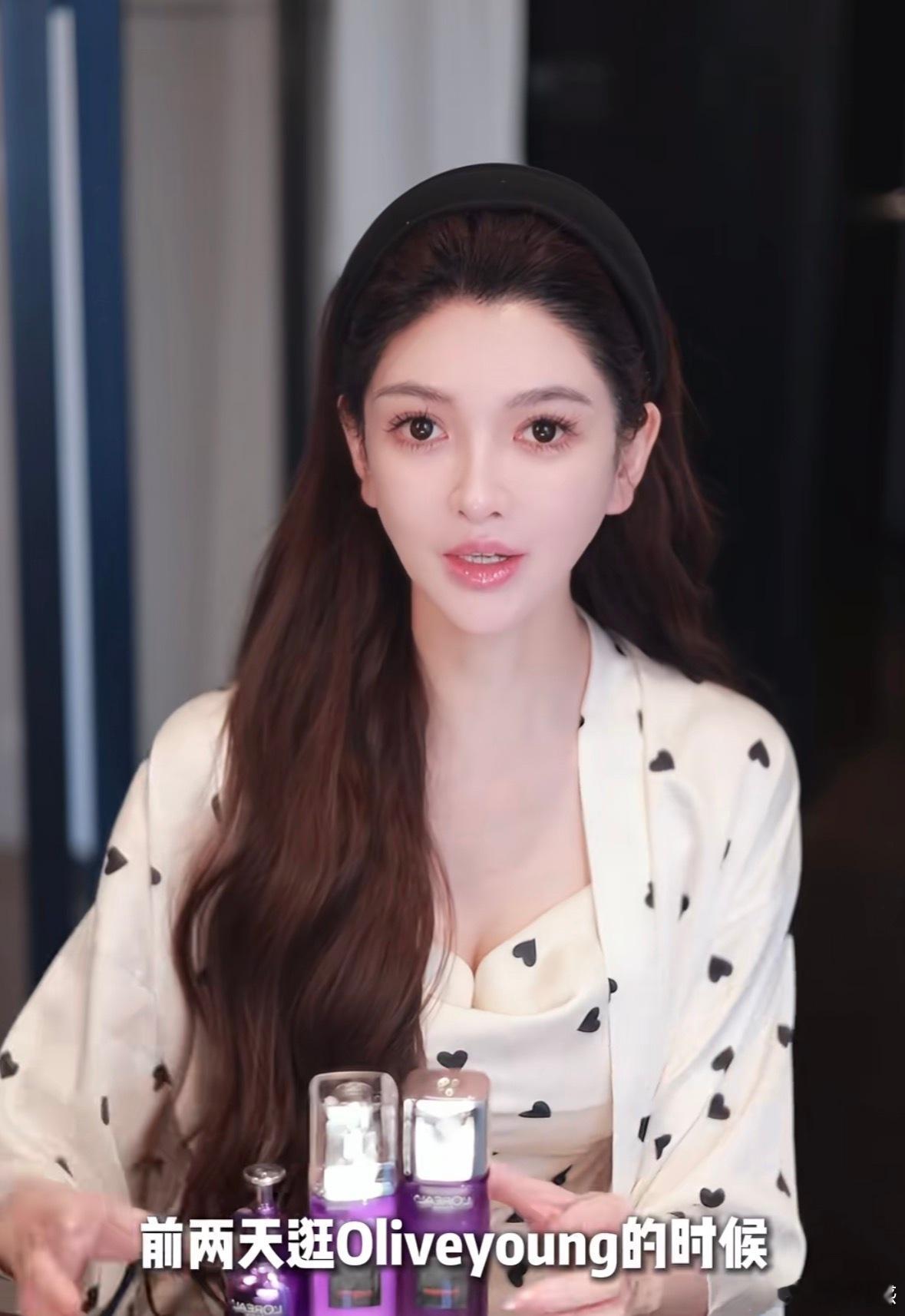 叶珂又变样了从普通素人→清纯微调→网红蛇精脸→如今温婉淡颜，多次医美迭代，五官轮