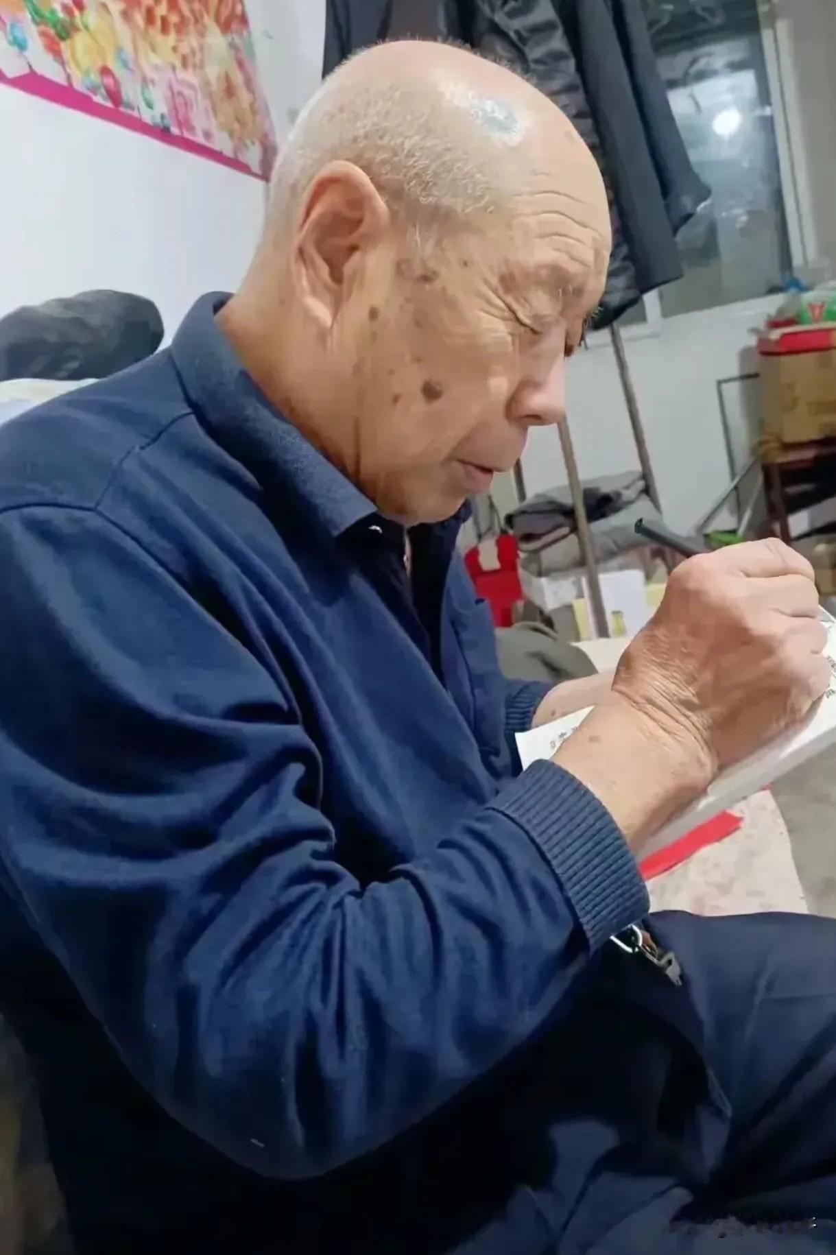 浙江一个老头，拆迁分了450万，把三子女叫回来分钱。大儿子说不要，二女儿也说不要