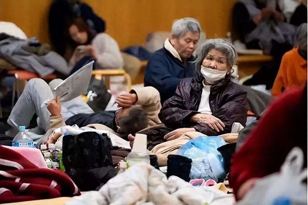 日本“恨老”程度已到疯狂。2025年，日本65岁以上老人占比达29.1%，每三个
