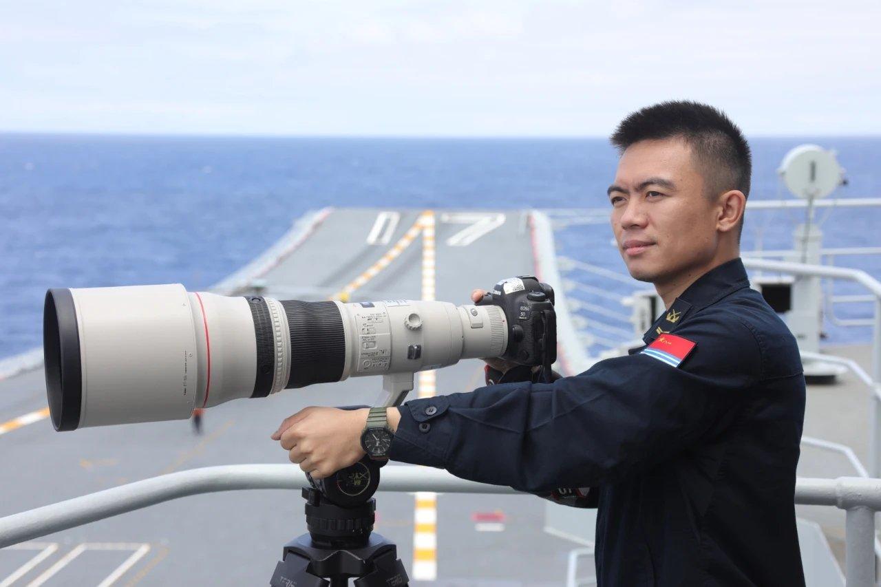 我国海军摄影人员使用的相机一般都是佳能（Canon），而日本海上自卫队摄影人员使