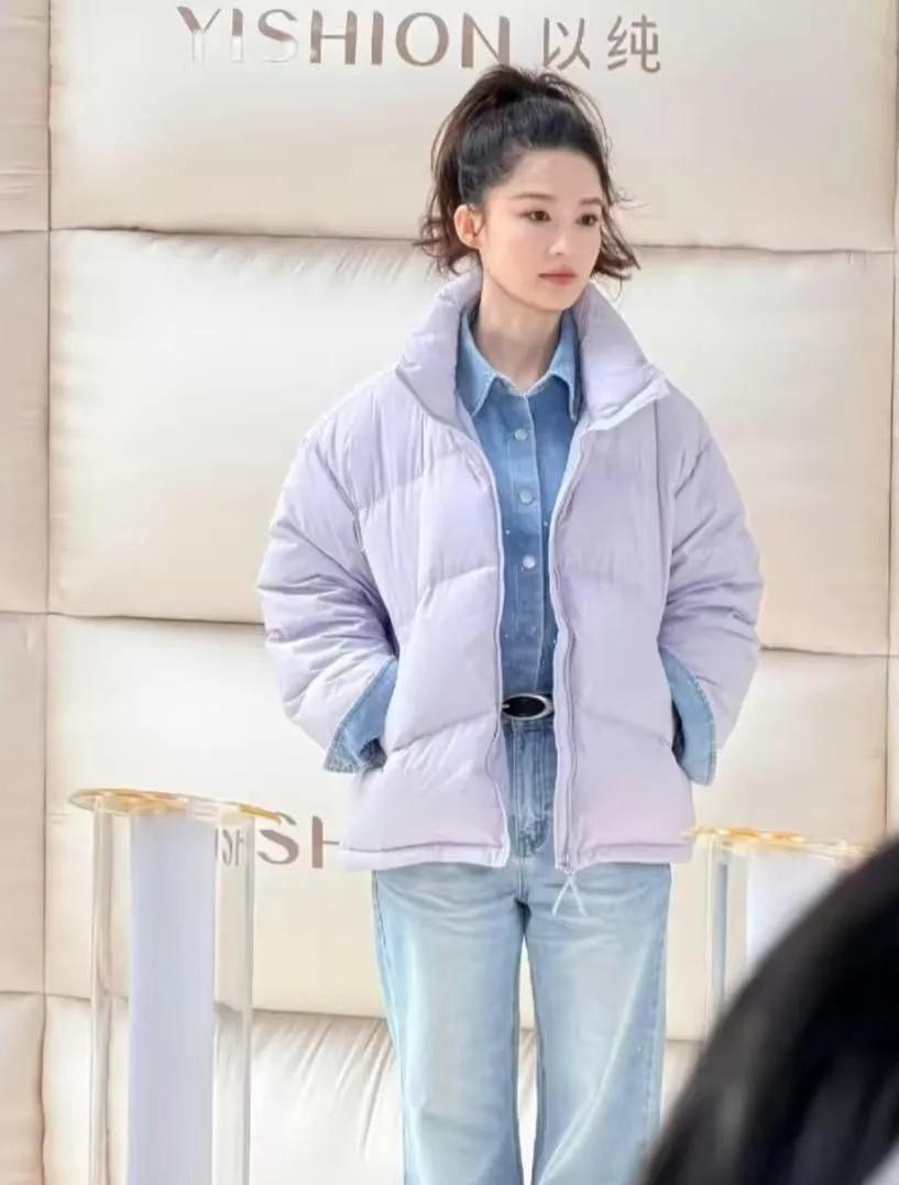 李沁这波风格转变也太灵了吧！浅紫羽绒服+牛仔叠穿，甜酷感直接焊在身上谁能想