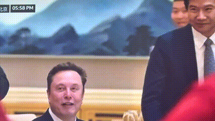 马斯克国宴上太拽了，宴会还没有开始，第一个手抓碟子里东西吃，库克过来了和他合影，