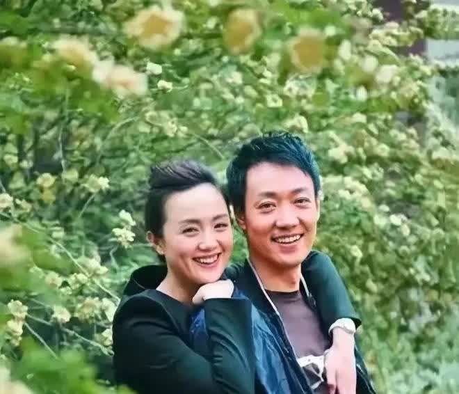 辛柏青后悔的捶自己大腿，泪眼朦胧的说:你对不起我啊！当年为了追你，我可以什么都不
