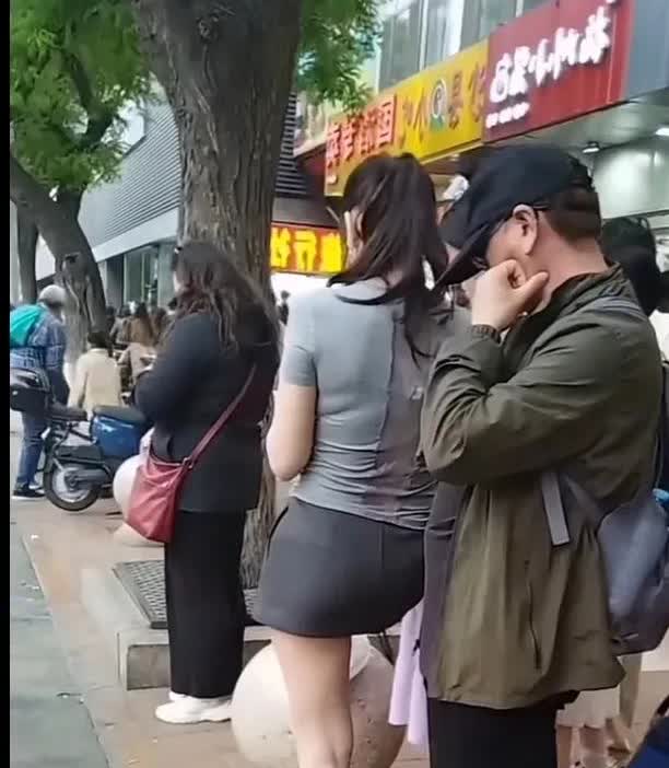 刚才刷到个视频看得我火冒三丈。视频里有个人模狗样的男人，顶着张道貌岸然的脸，提着