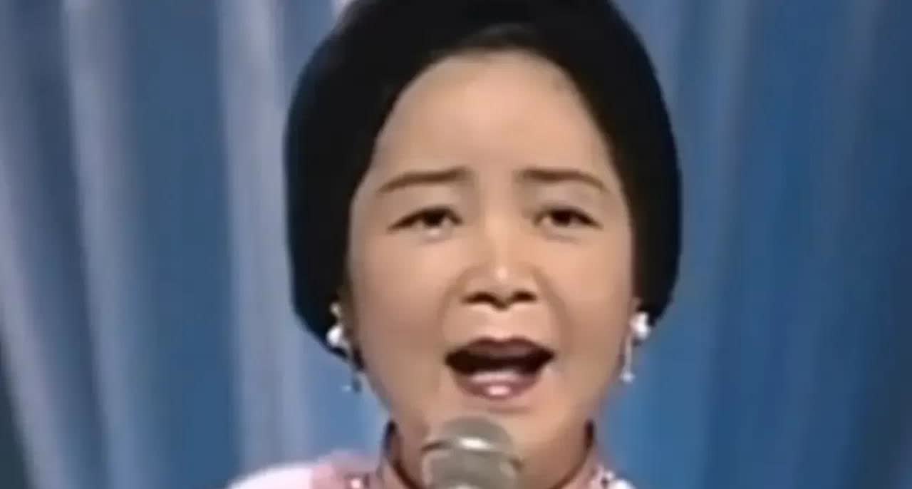 邓丽君老太婆相，谈不上出众，很普通，不过个子还可以，在女人堆里1.66米的身高可