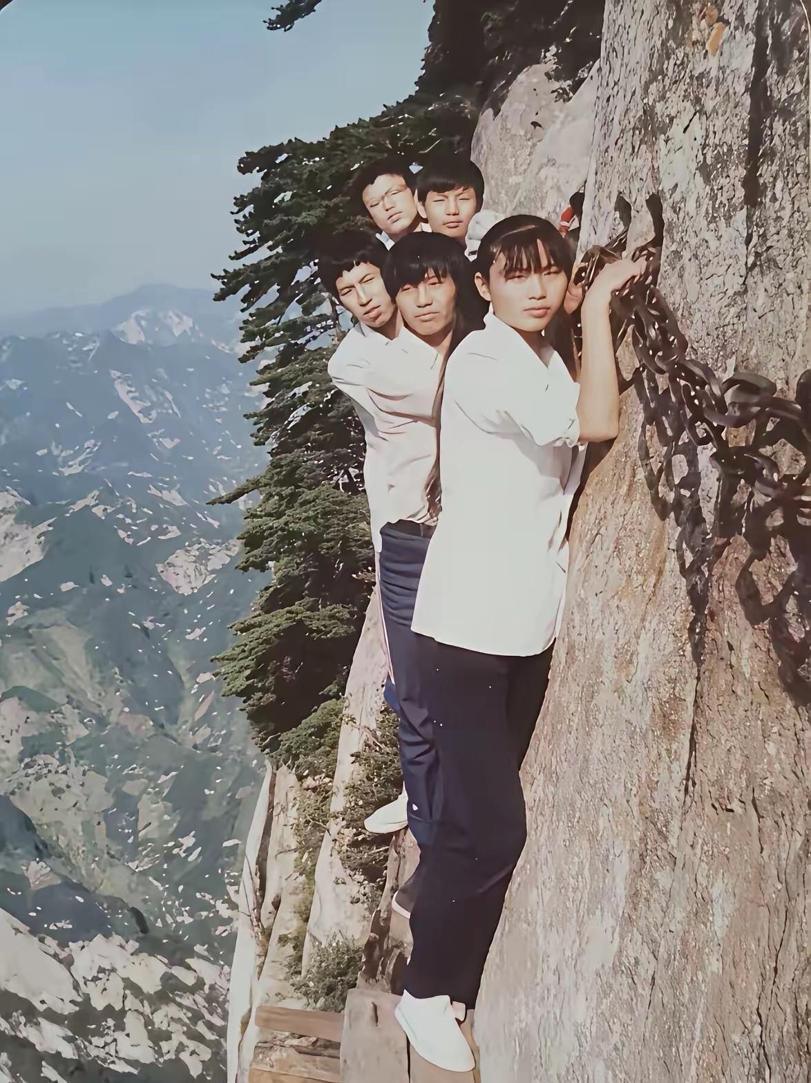 1987年，一群少年在登华山时留下了珍贵合影。那时，华山的长空栈道、鹞子翻身等经