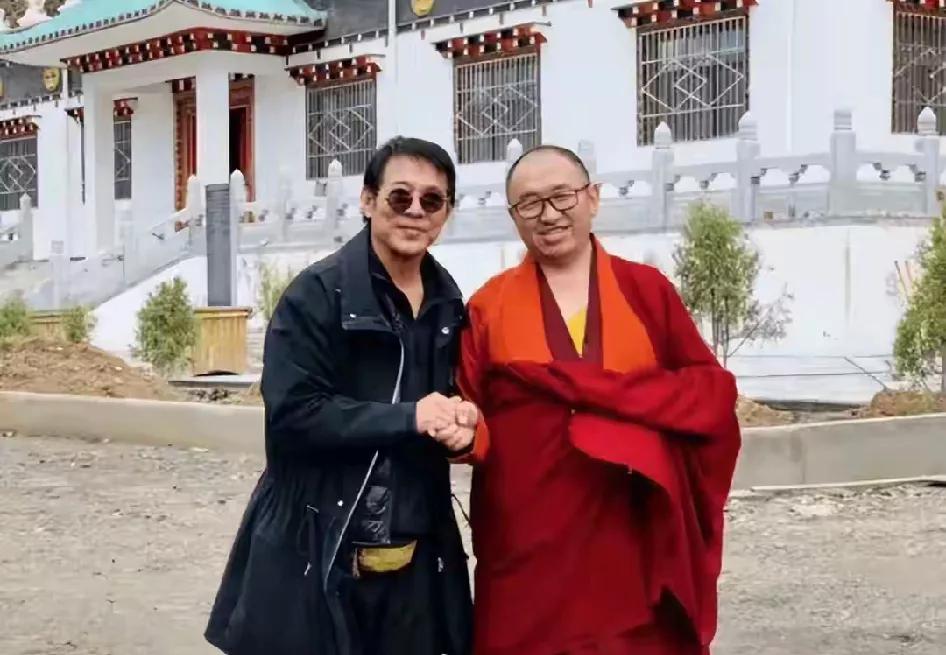 [不接地气的李连杰，仿佛活在虚空中。]李连杰没有多少文化，接近文盲。他的经济活