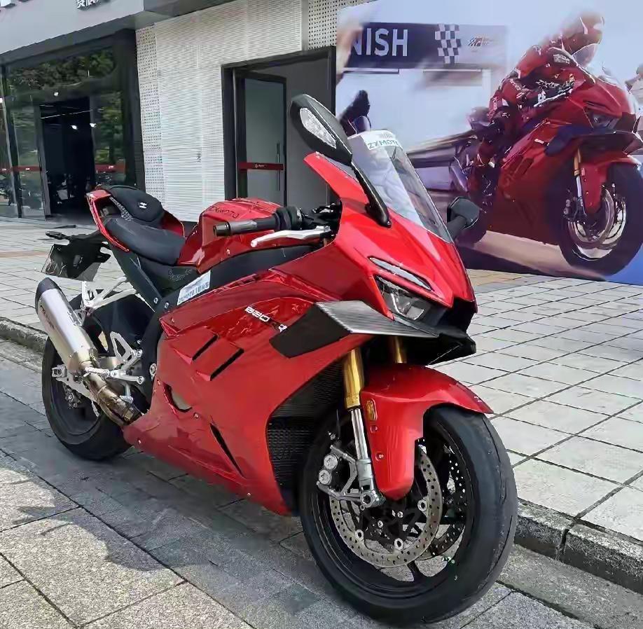 张雪给妹妹开了家摩托店，内行一看就懂：这哪是卖车，是还一笔二十年的良心债！这