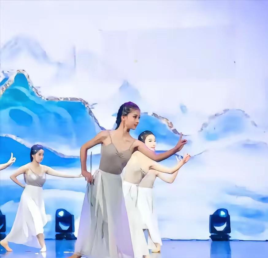网红七七，像当初“奶茶妹妹”一样的套路，但终归是走了不一样的路……在那个网络还