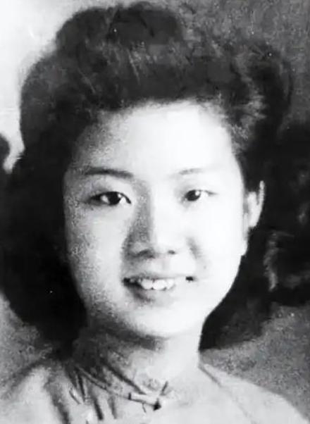 🌞1949年，特务头子毛森抓了一个交际花小姐，审讯时，毛森用刀划开她的衣服