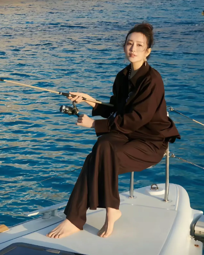 王鸥，170cm，光脚坐在船头钓鱼，很不错的选择！