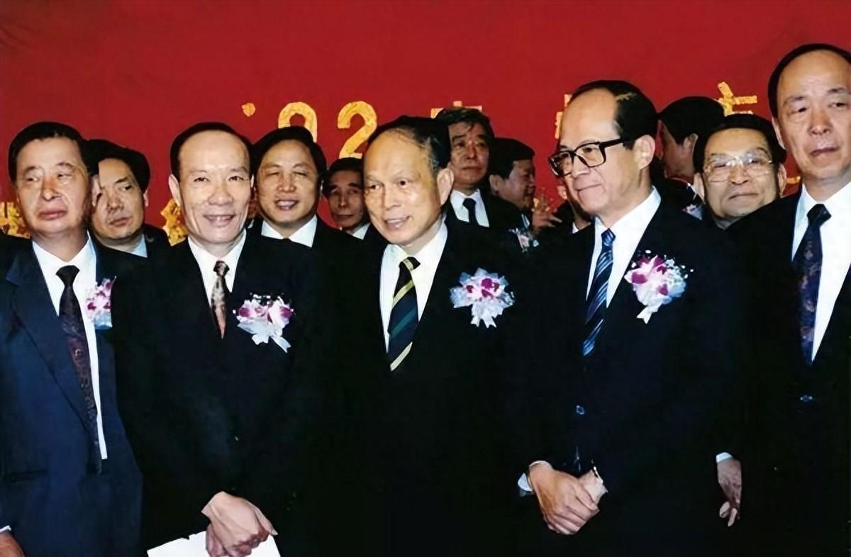 霍英东葬礼上赌王何鸿燊亲自扶灵，曾经放出狠话：没有我，澳门的发展全是假的，包括何