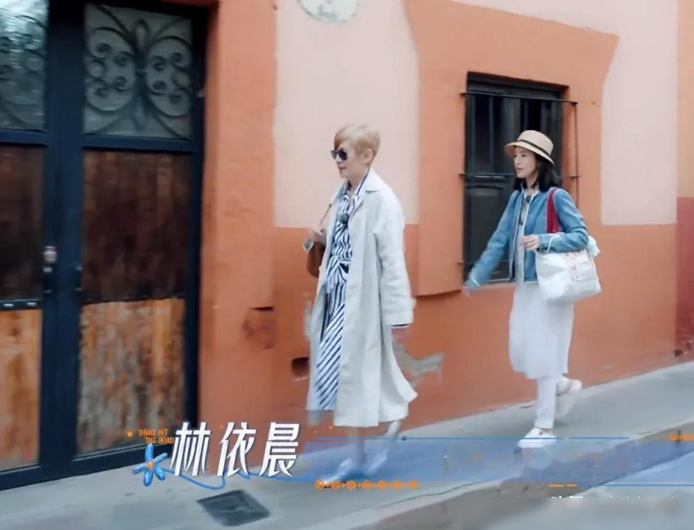 林依晨被吴君如当面问给孩子买衣服花多少钱，她愣是没报数，扭头说自己专捡朋友家孩子的二手衣穿。陈妍希送