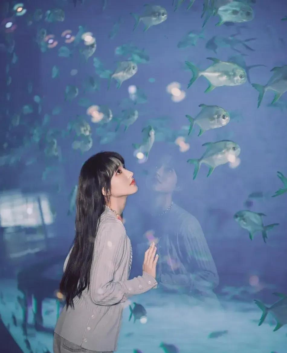 女生过了二十岁，其实比男生精明许多，表面上的懵懂，往往只是策略。这并