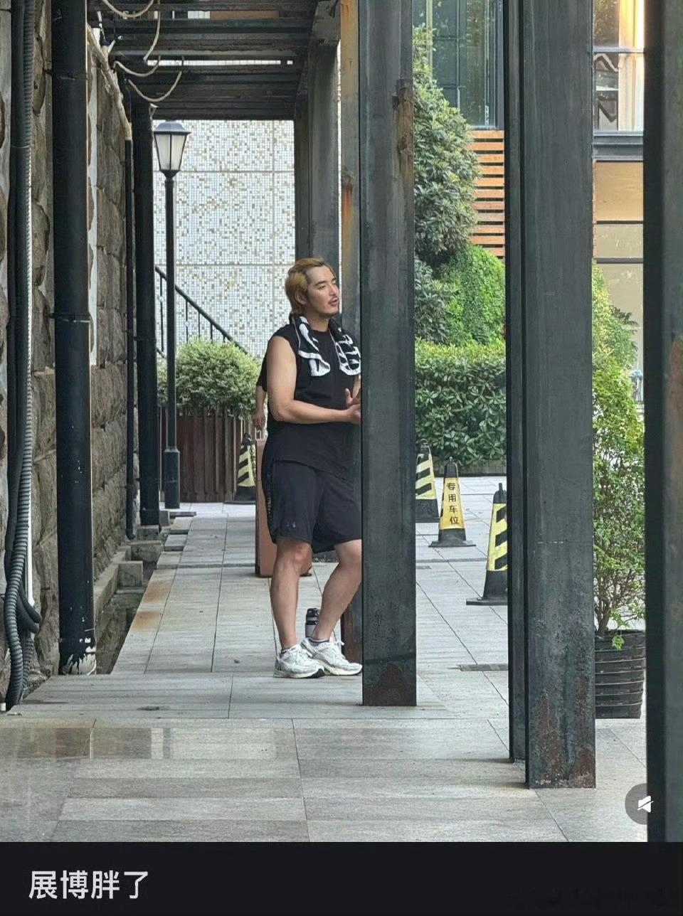 金这个黄毛大叔竟然是金世佳[？？？][？？？]考上博后就放飞自我了吗​​​