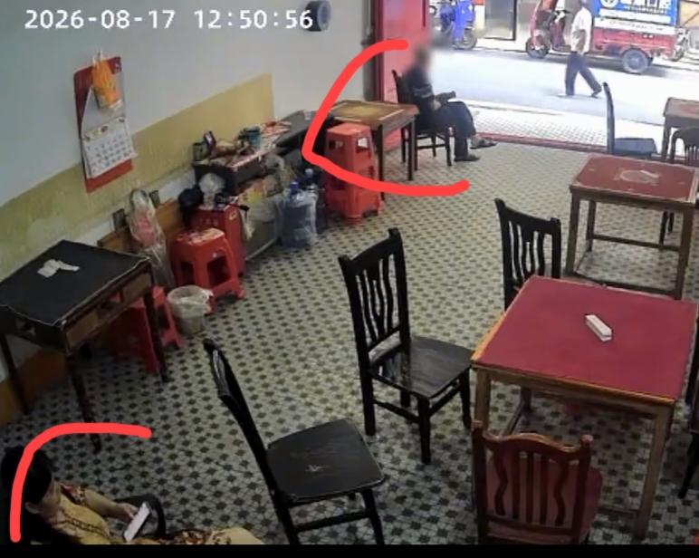 店主赔钱这个视频我仔仔细细看了很多遍可以这么说吧，店主真正的责任是人太善良，