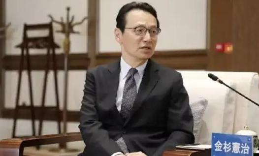 8月25日，日本驻华大使金杉宪治面对镜头，抛出一句颇有底气的话：中方多次提醒赴日