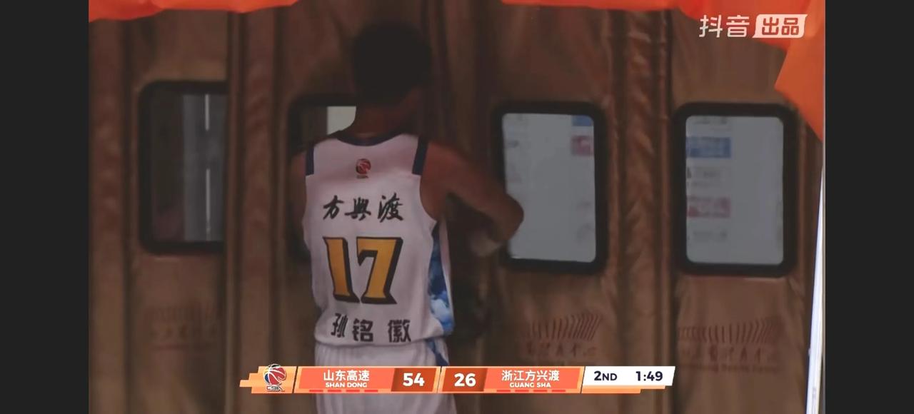 卫冕冠军心态崩了，提前退场+被打花首次回到济南主场，高速确实超水平发挥，第二节