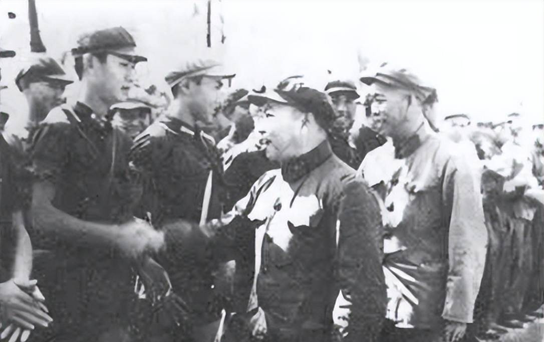 1966年，梁必业在军中担任总政治部副主任的职务，随后经历了一次震惊的职务变动，