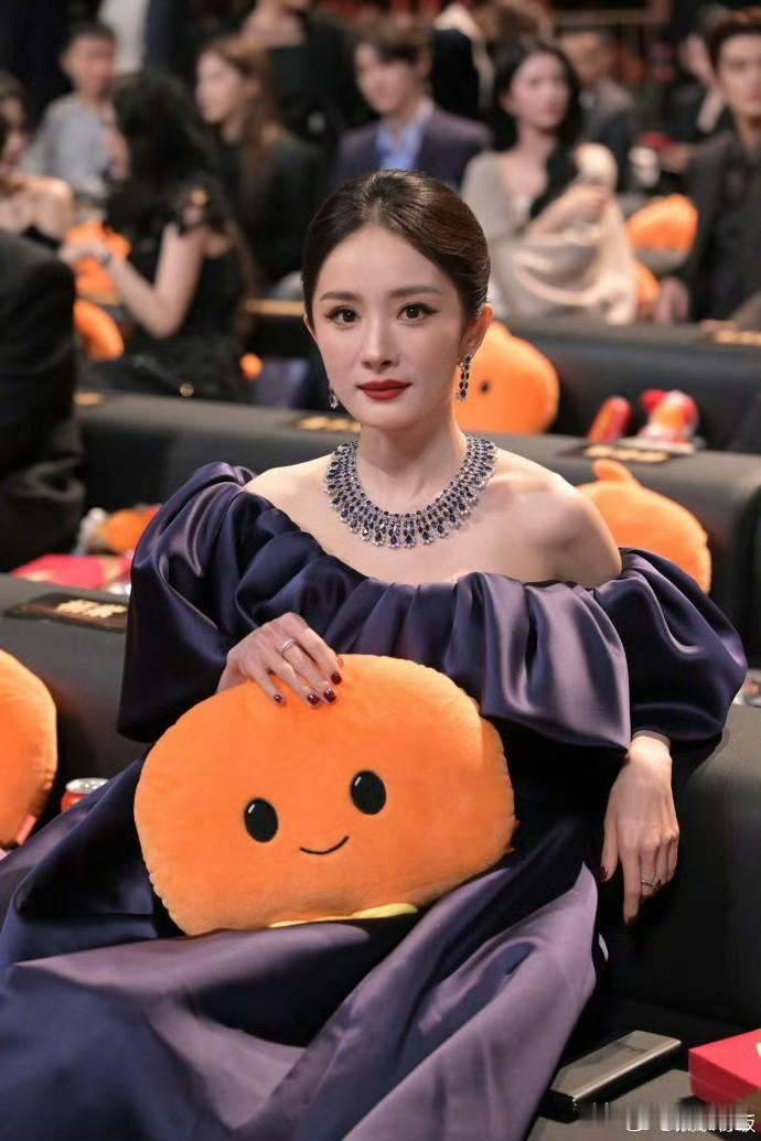 微博之夜回应杨幂抢C位质疑2月5日，微博之夜内场座位变动引发热议，杨幂被质