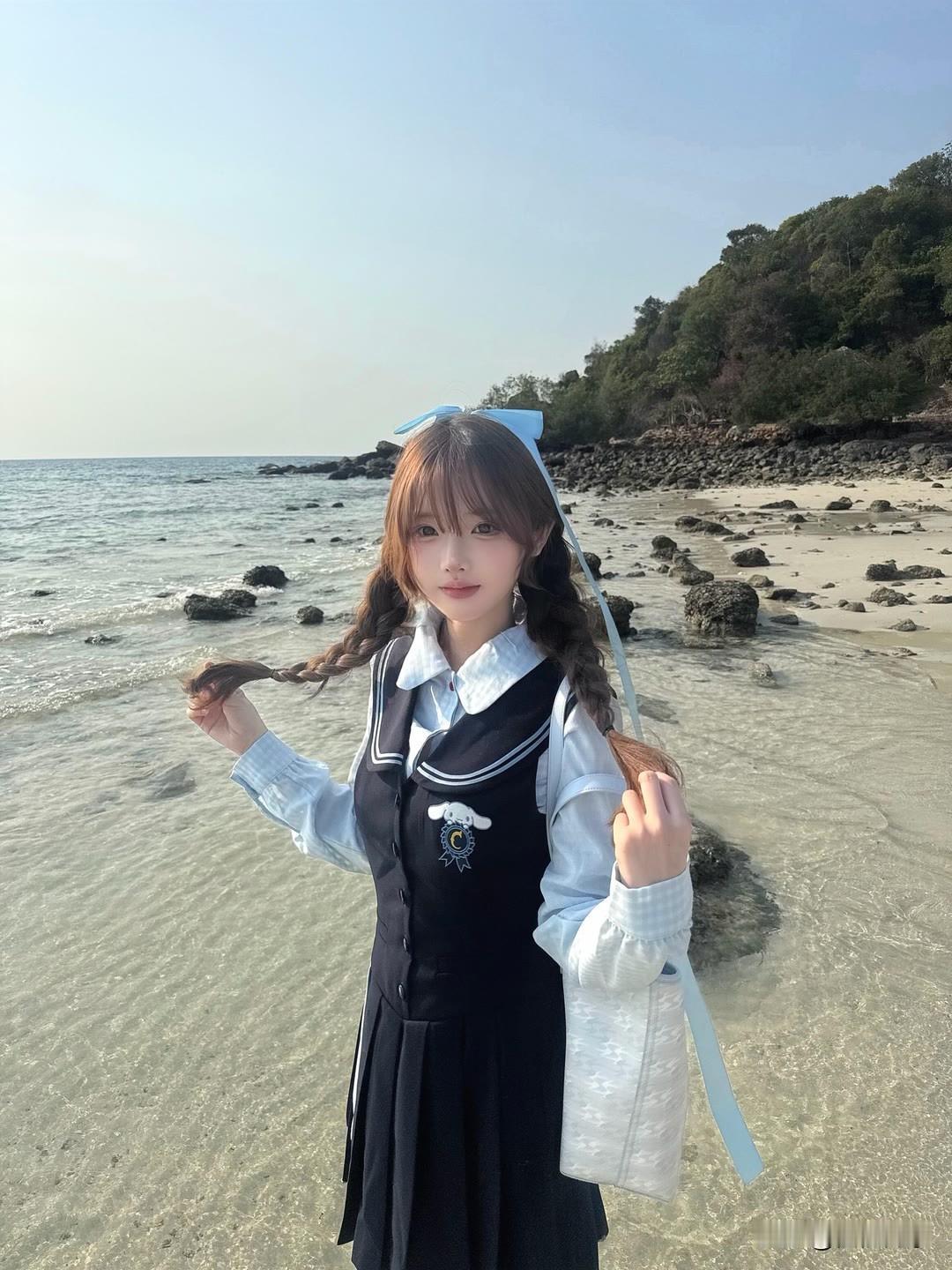 海边少女，校服可爱，阳光明媚。海边度假少女风沙滩海浪美少女