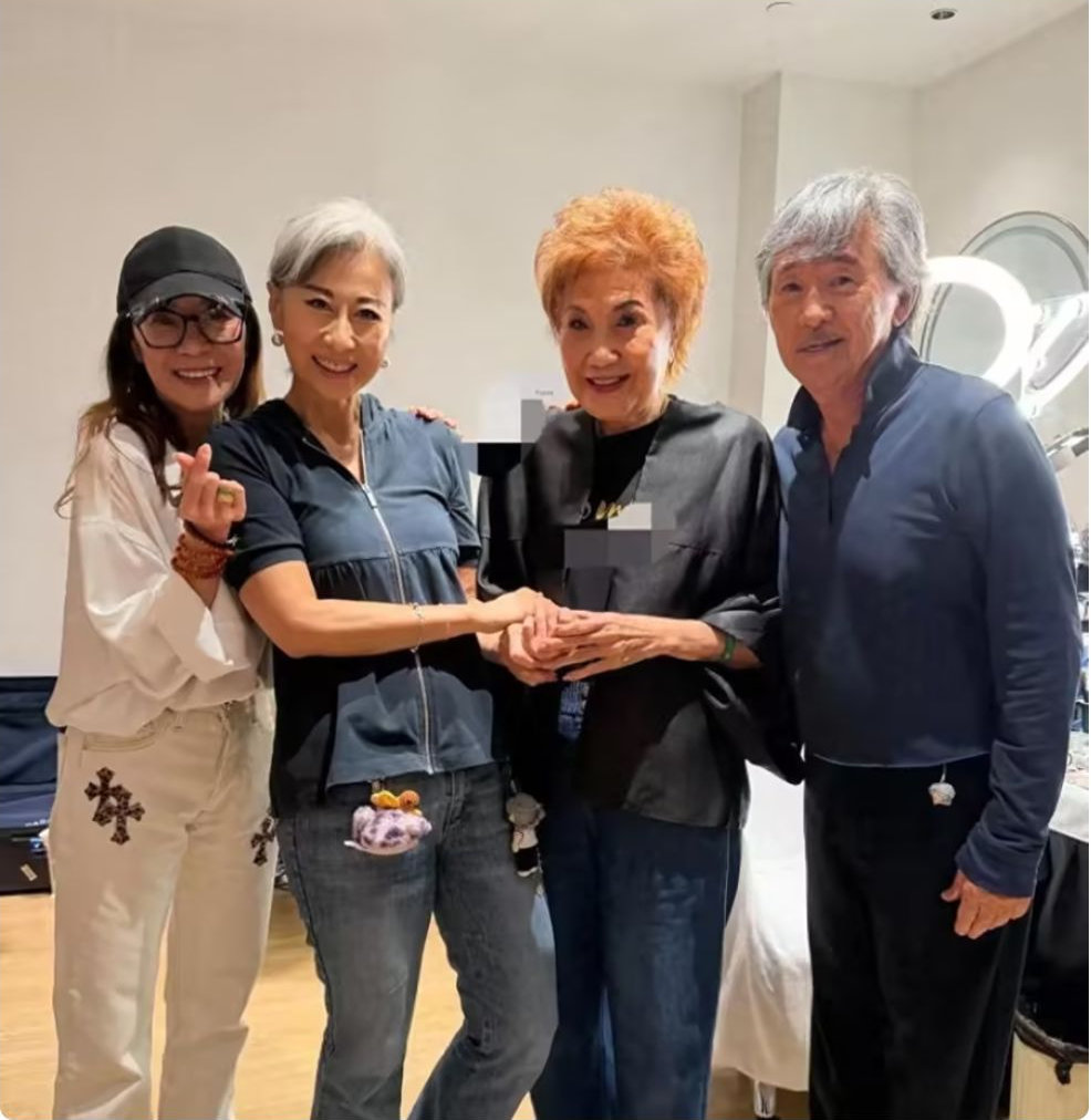 64岁杨紫琼和83岁妈妈谭慧珍现身上海，脸部红润有光泽，气血充盈