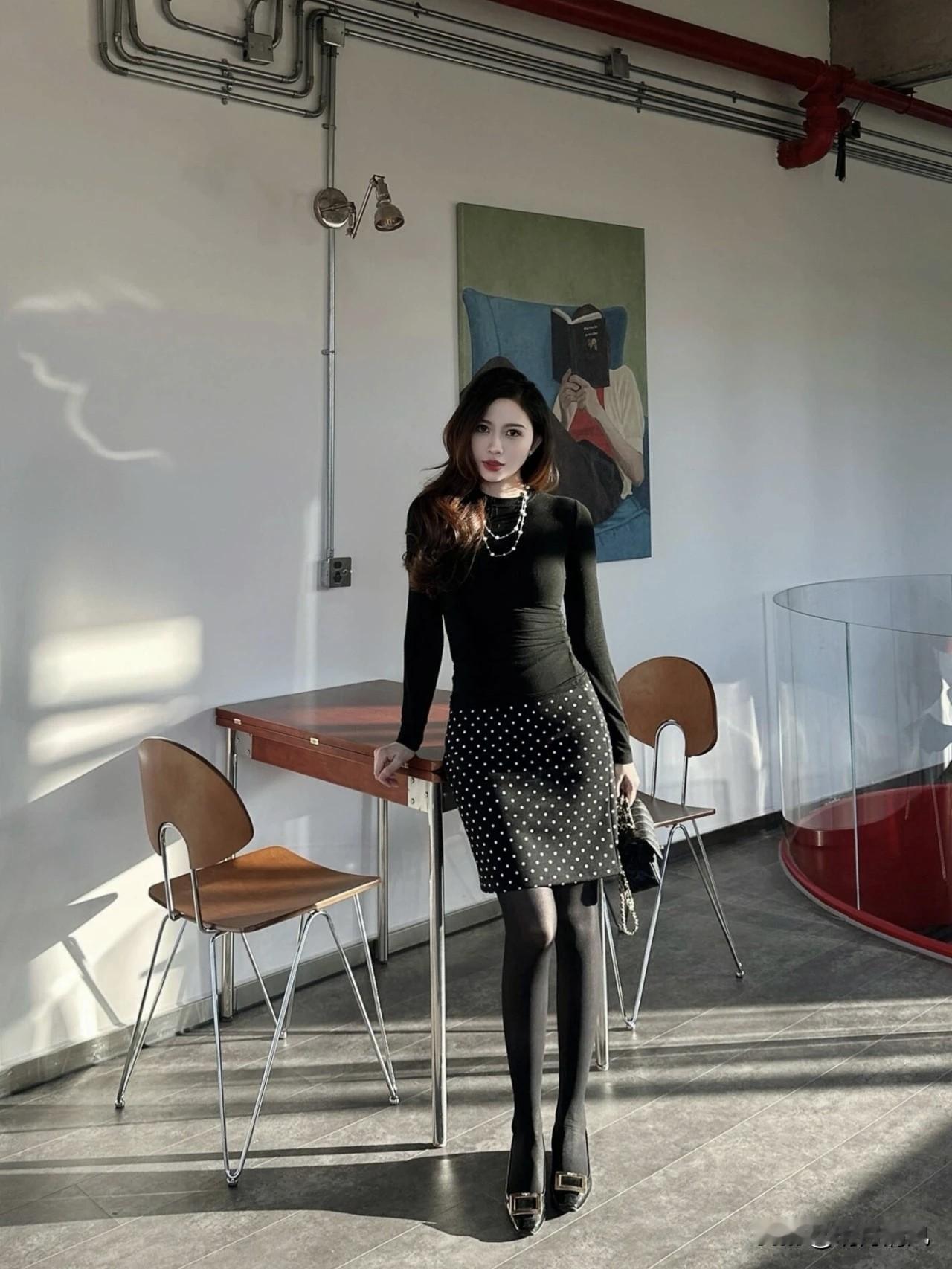 今年这个厚黑连裤袜是真火啊，我身边好几个姐妹都买了！我自己试了试，确实好搭。配黑