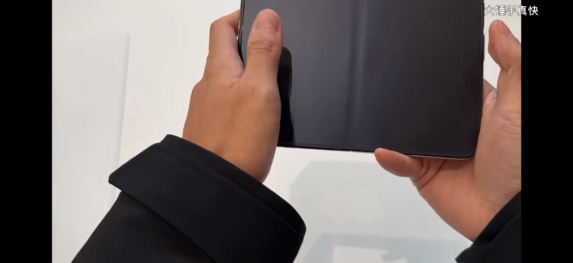 #iPhoneDuo#虽然用这个纳米玻璃没有反光但熄屏下这个折痕还是挺明显的呀​
