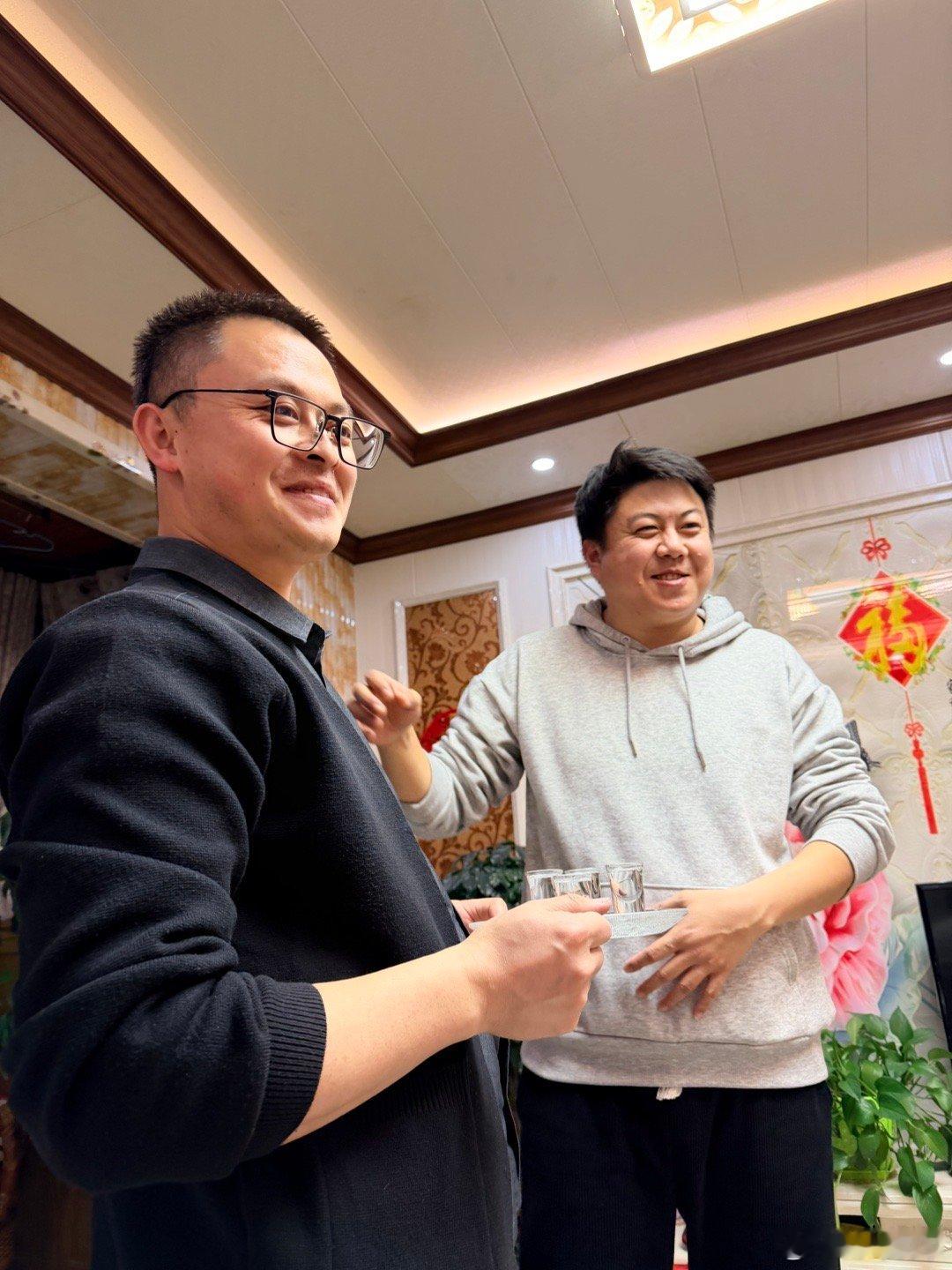 到了兰州见到小马用兰州特有的喝酒礼仪一顿喝我突然想搬来兰州这两天每天没清醒喝