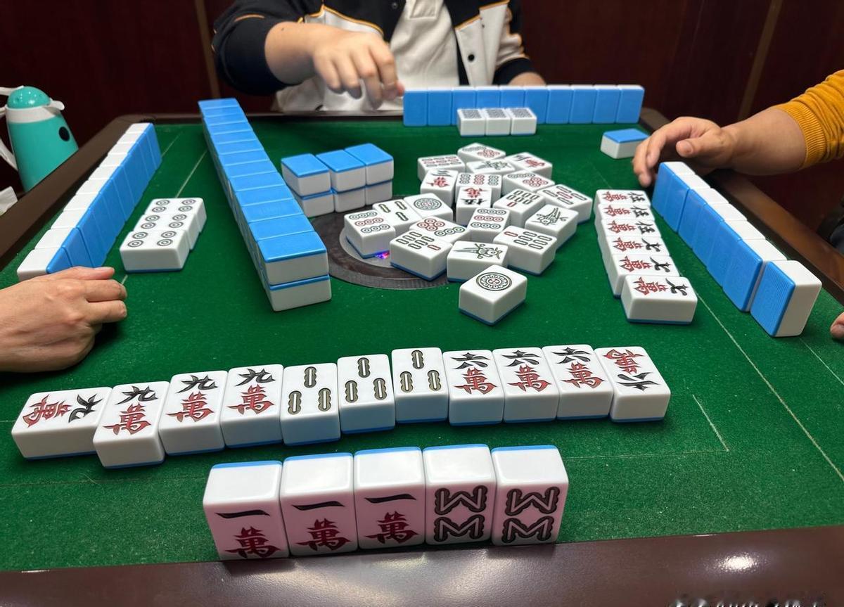 他蹲在工地墙角啃馒头，手机屏亮着：孩子考了年级第一。老婆在电话那头笑，说别省了