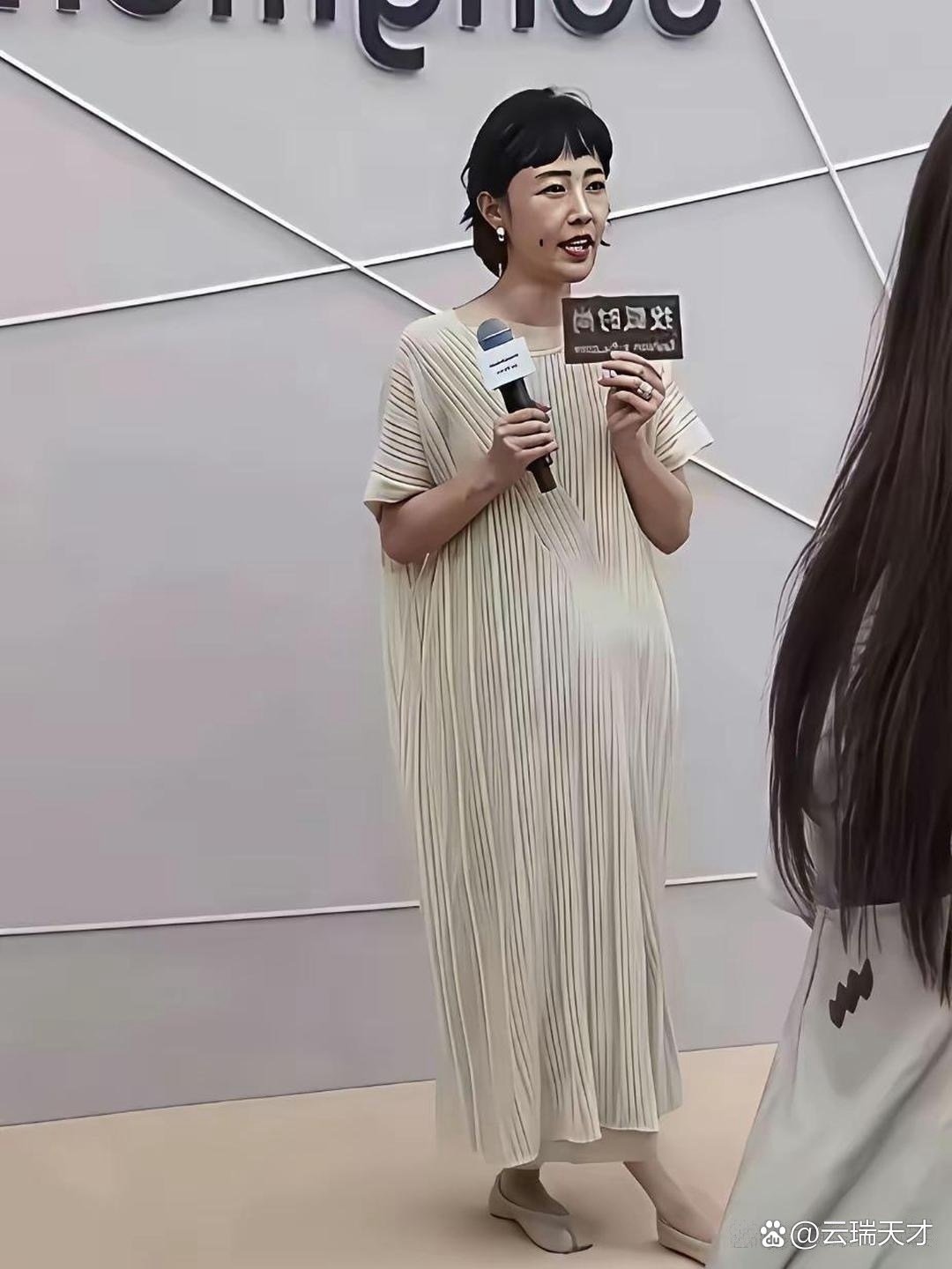 刷到了43岁的白百何⁠，如果不是网友说是白百何，说实话我们真不敢相信这是她！​