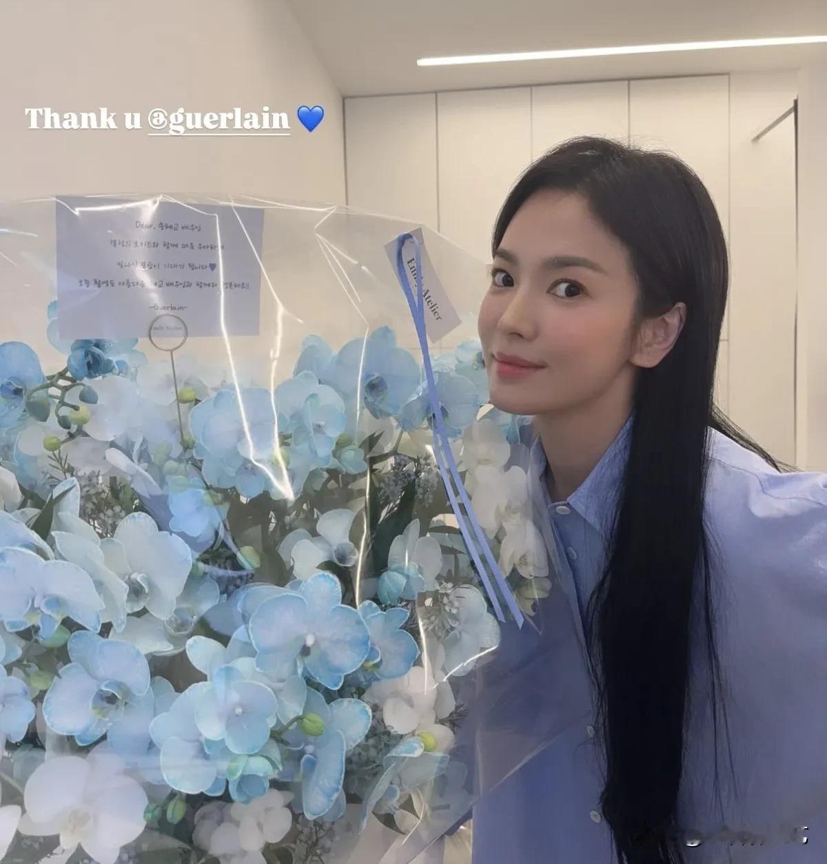 27日，演员宋慧乔在自己的Instagram上上传了照片。公开的照片中，宋慧乔手