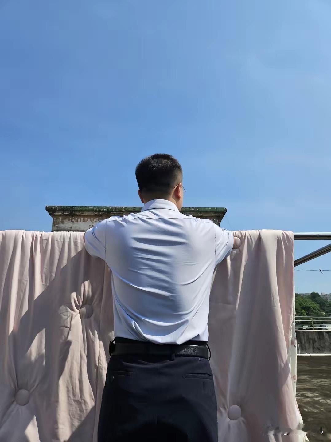 天津有个小伙，干脆不上班了。不是懒，家里六个老人退休，退休金凑一块儿一月快五万，
