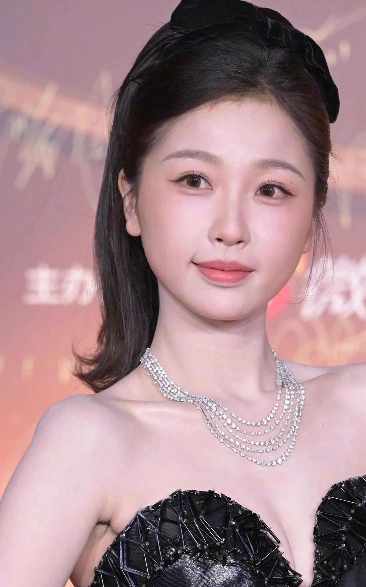虞书欣穿黑抹胸裙，戴闪耀项链，单手叉腰甜笑，肤白如雪，这性感身材直接把红毯美炸，