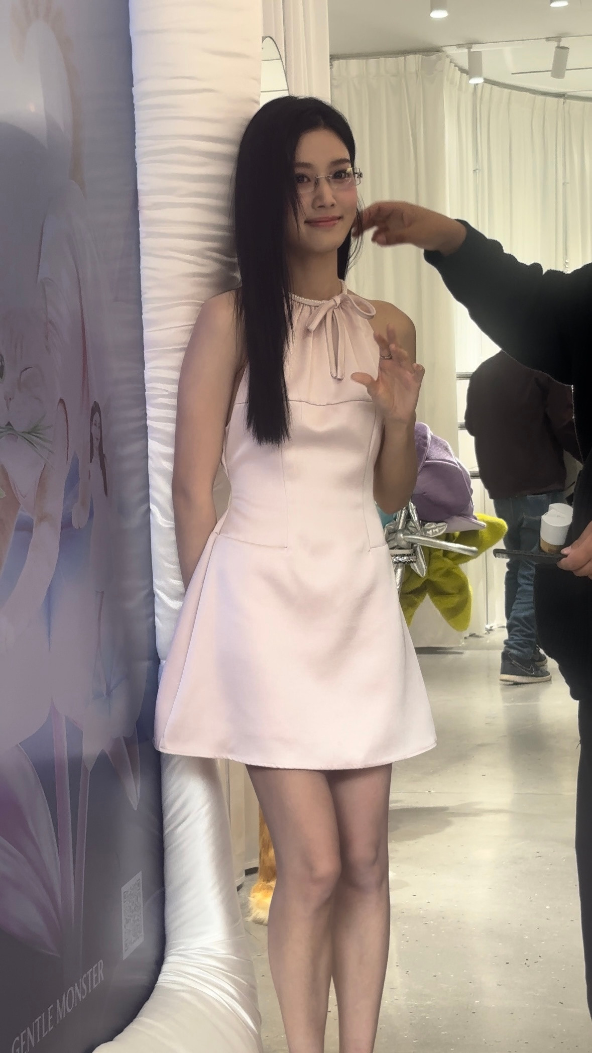 穿梭在花丛中的晓精灵卢昱晓眼镜造型高智感