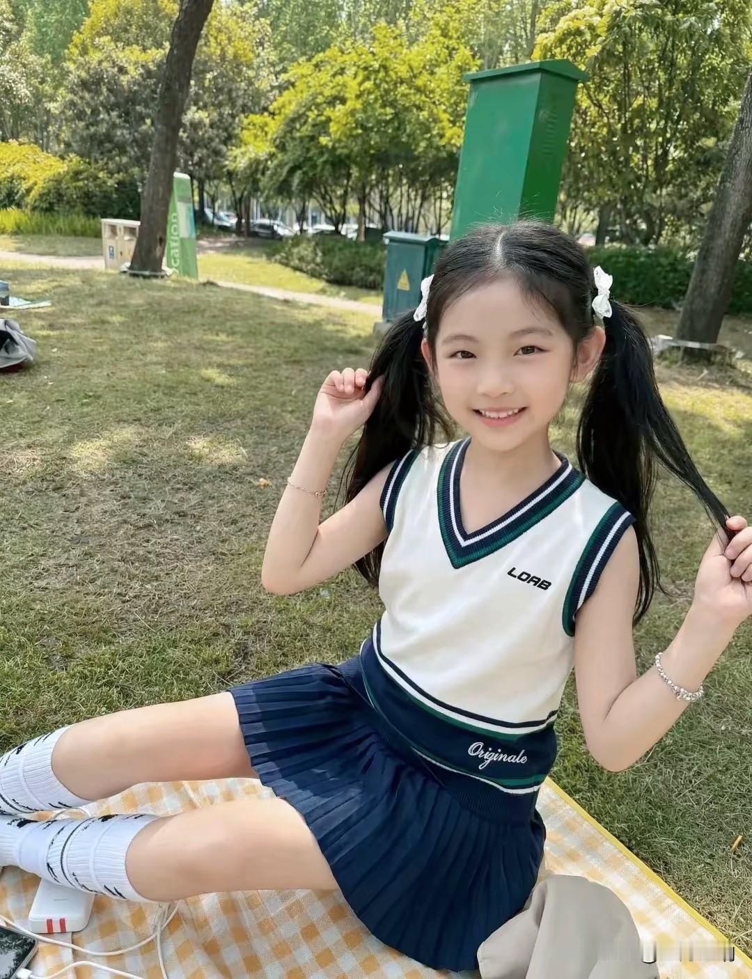 阳光、草地和小丫头，是夏天最可爱的模样