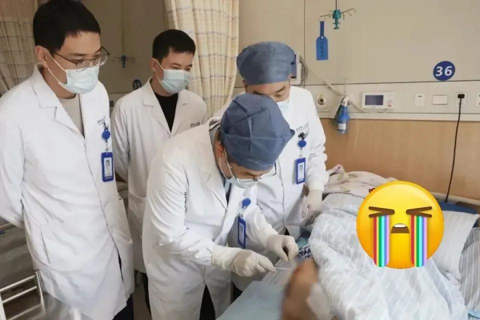 21岁女大学生因颈椎疼痛在家休学，晚上睡不着觉就偷偷吃点安眠药。要不然睡着了，