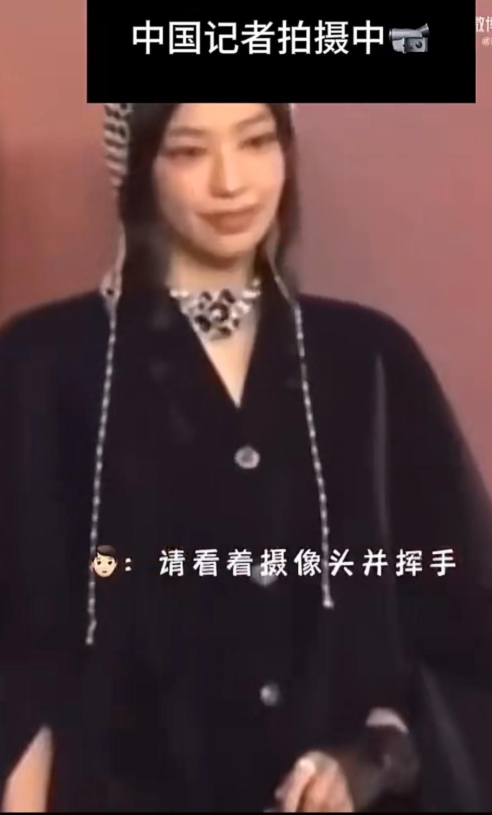 这就是你们粉的韩国爱豆、面对中国记者时，谎称手受伤了不能挥手，即使记者鼓励她挥手