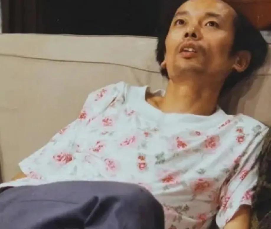 葛优妻子贺聪曾是美术教师，两人1985年相识，两年后成婚，此前曾表示选择丁克生活