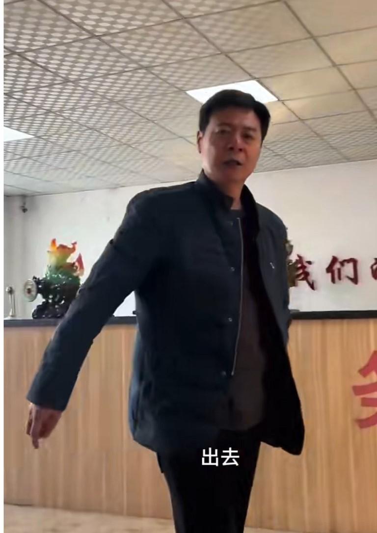 黑龙江牡丹江。女子发视频称在驾校练完车后，因外面天气太冷想在驾校服务大厅待几分钟