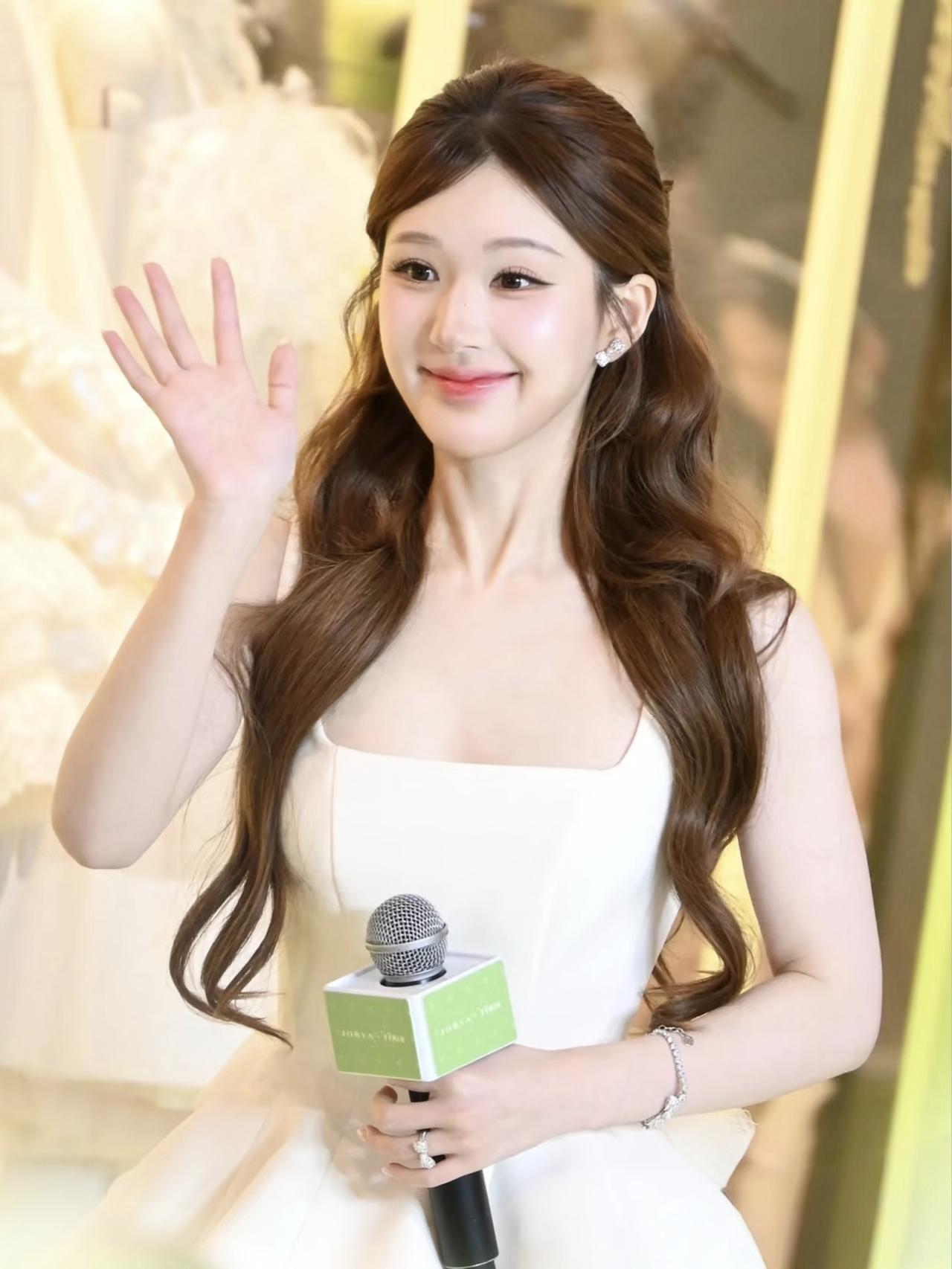 看了赵露思卓雅线下活动，有句话一直不敢说，但我实在是忍不住了，内娱有赵露思，