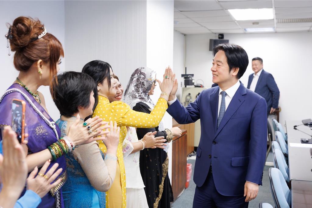 有谁认识她？这个大陆人给民进党出主意昨天，民进党举行新住民授证典礼表示这些