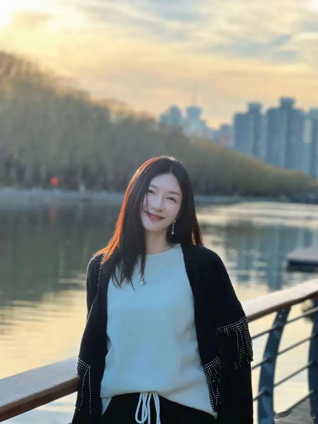 江疏影这两年这是咋了？各种流言蜚语就没断过。昨天上热搜是说跟一个富豪有私生子