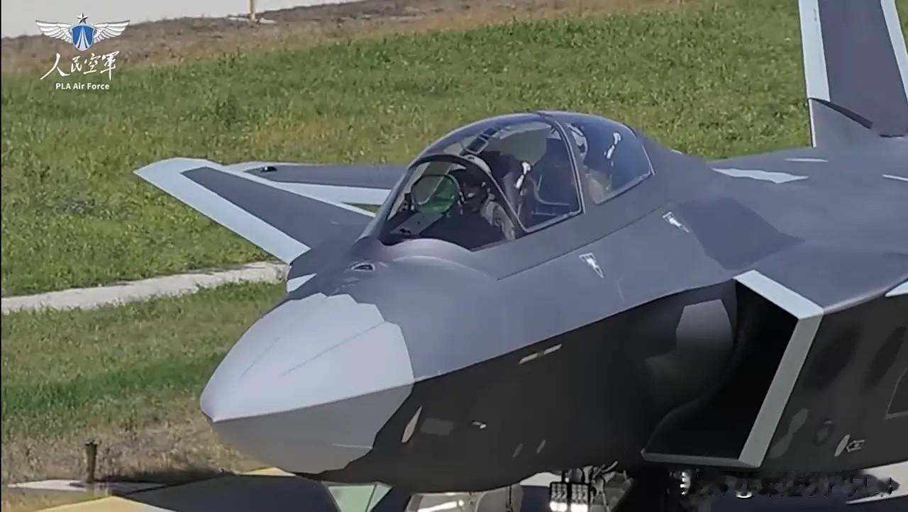 据中国航空工业集团官宣介绍：中国空军装备的最新第5代歼-20S型双座隐身战斗机，