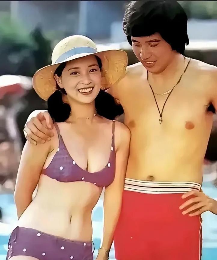 多年前秦汉与林凤娇在海边沙滩的留影镜头下的秦汉身姿挺拔，面容俊朗，笑容阳光，而被