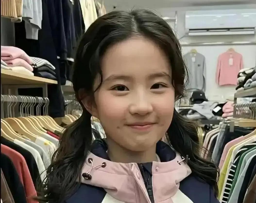 2022年，深圳有个流水线上的小姑娘，本来一个月就挣两千块钱。就因为同事说她长得