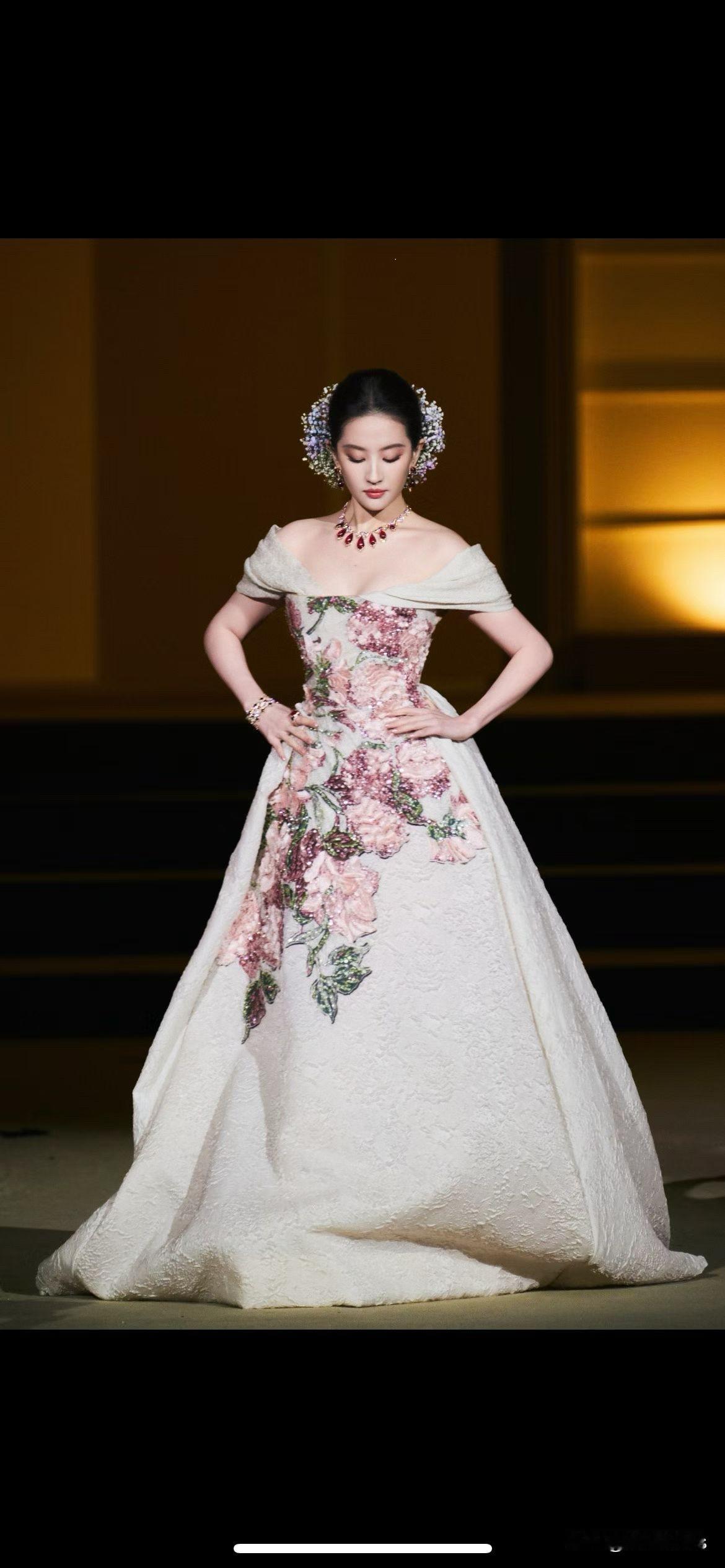 5元一把的满天星被她戴出了500w的效果！花神下凡。刘亦菲真的是仙女姐姐，真的