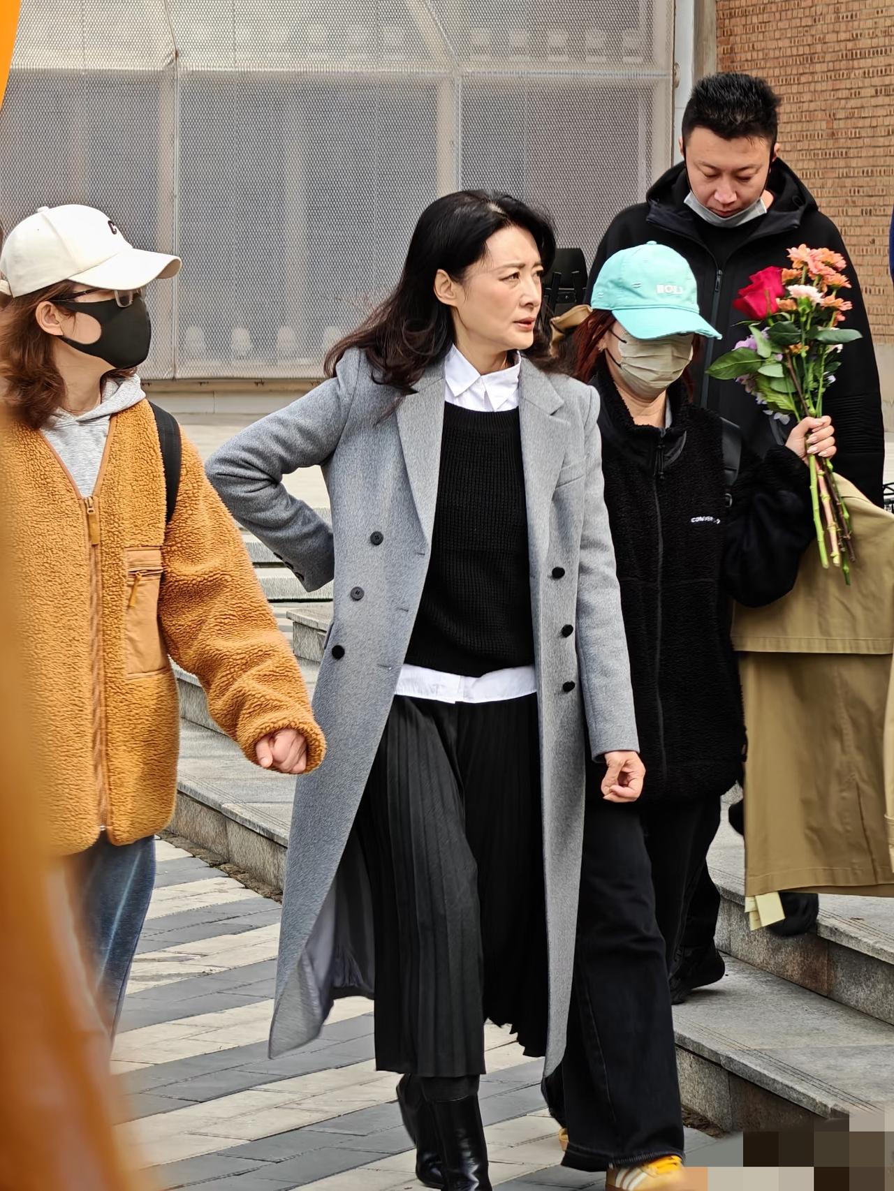 周涛现身北京郎园，换了造型师，远看像小姐姐！3月14日，周涛现身北京郎园拍摄