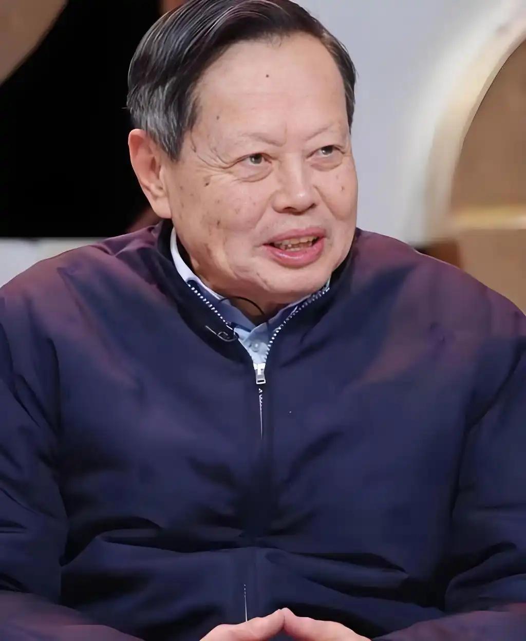 2012年，杨振宁顶着骂名反对建造预算高达2000亿的大型粒子对撞机，这激怒了中